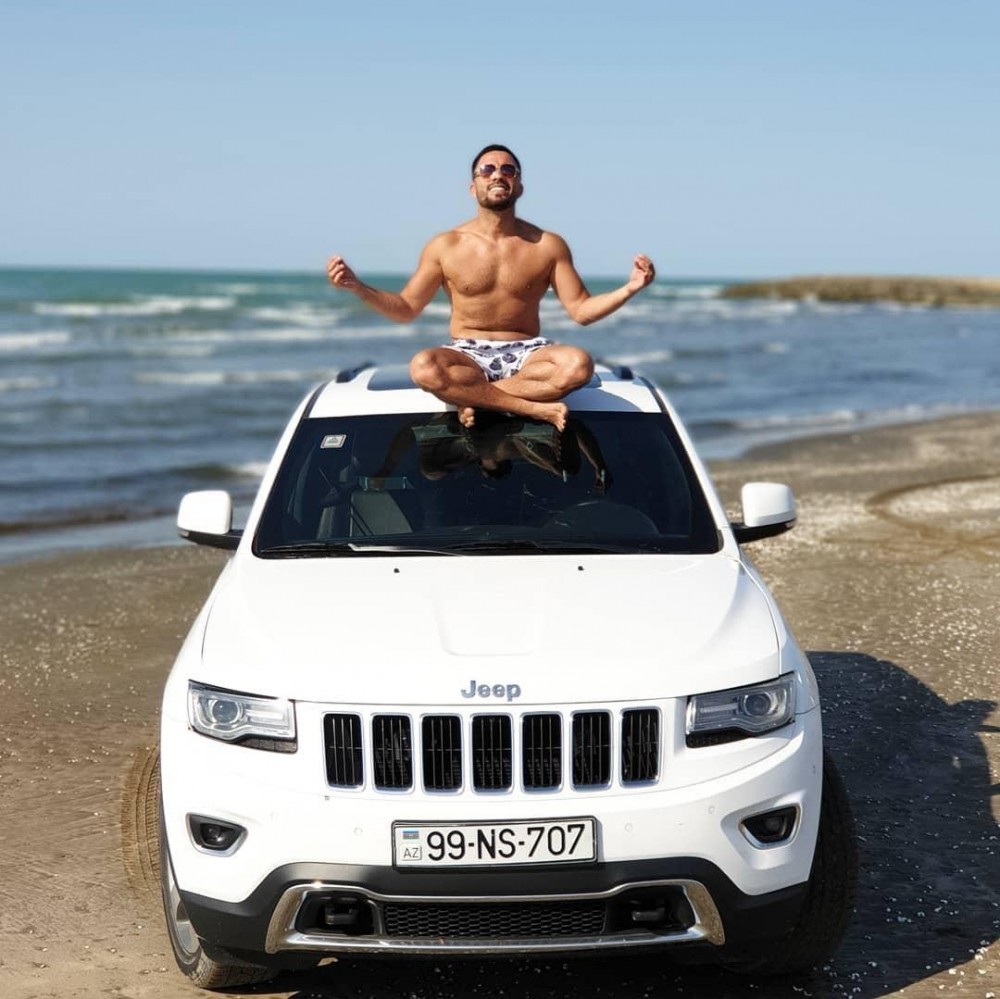 Kərimdən yarıçılpaq pozlar - FOTOLAR